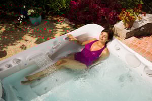 Caldera-Utopia-Cantabria-2016-ArticWhite-Brownstone_lifestyle-woman alone-006