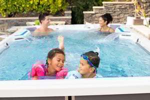 EP-SwimCross-2020-X500-AlpineWhite-Gray-Lifestyle-116